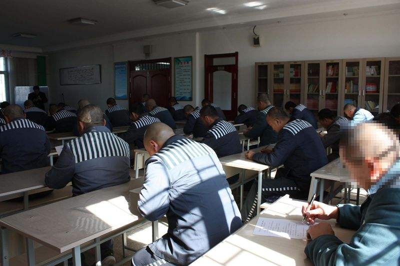 死囚偷偷将零件藏裤兜，狱警大喝：你干啥？2012年法院通知：减刑