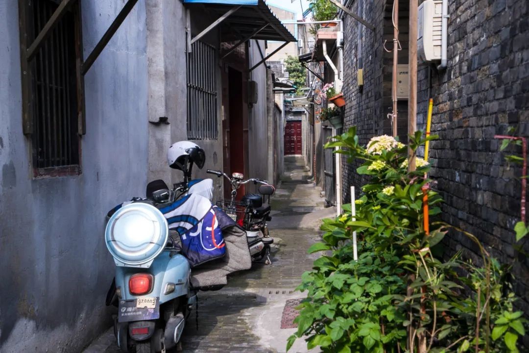 一条街里的卧虎藏龙,东关街里的小巷子别有一番风味