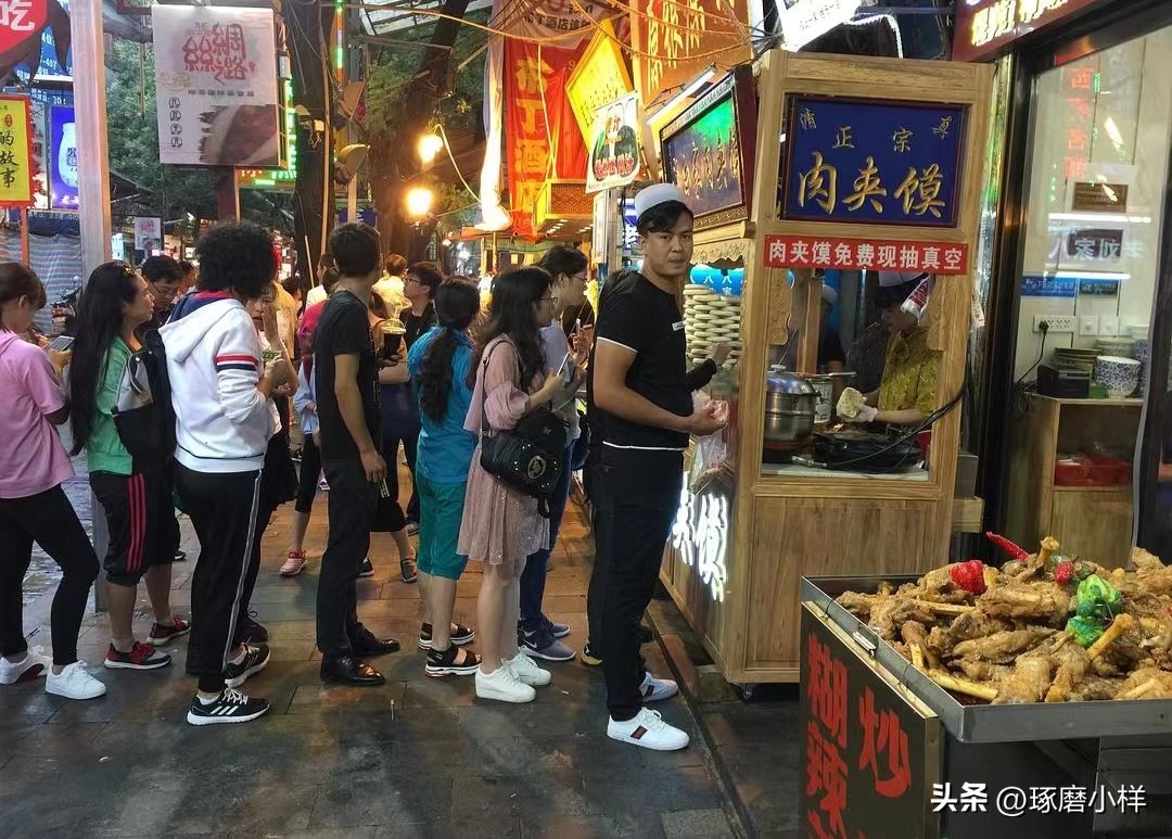 摆摊卖肉夹馍经历的人和事,90后小伙摆摊卖肉夹馍月入10万