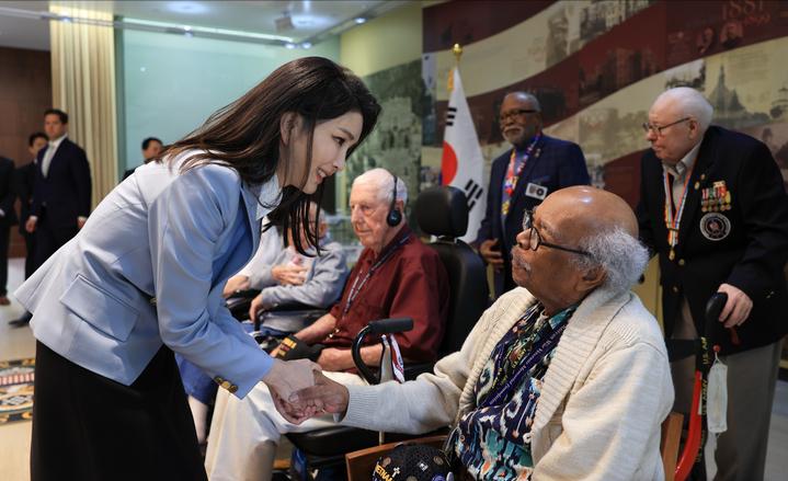 韩国第一夫人出访英国王室服装秀,韩国第一夫人美丽瞬间