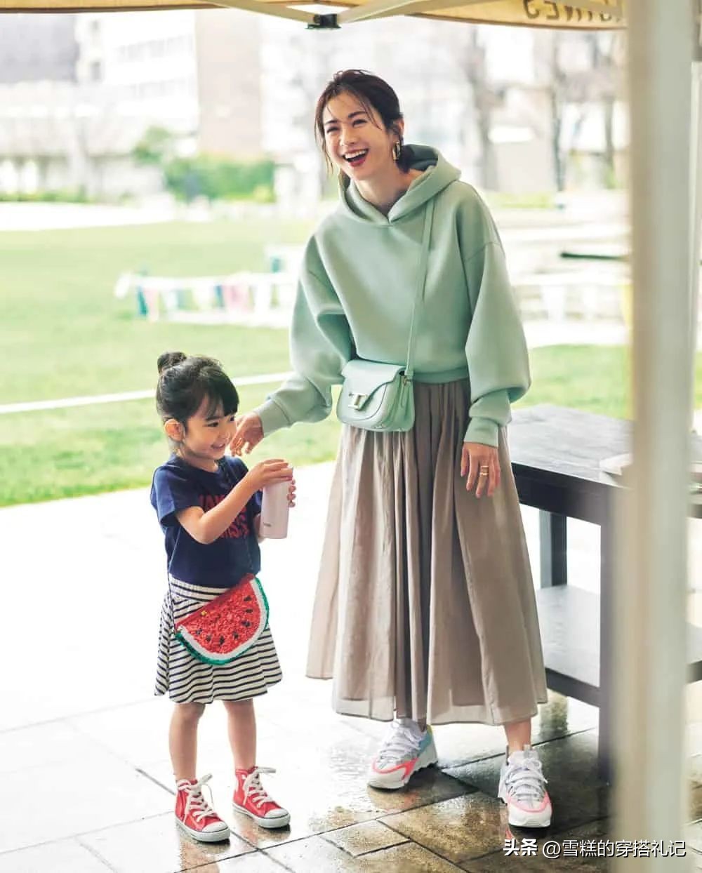 卫衣半裙春日巨火穿搭,卫衣半裙早秋这样穿时髦又简单