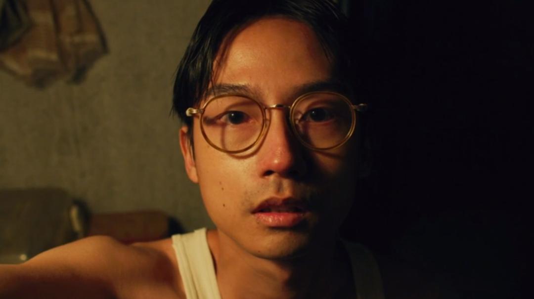 比《哭悲》还上头？逃犯吃屎，警察“全裸”查案，致敬《无间道》