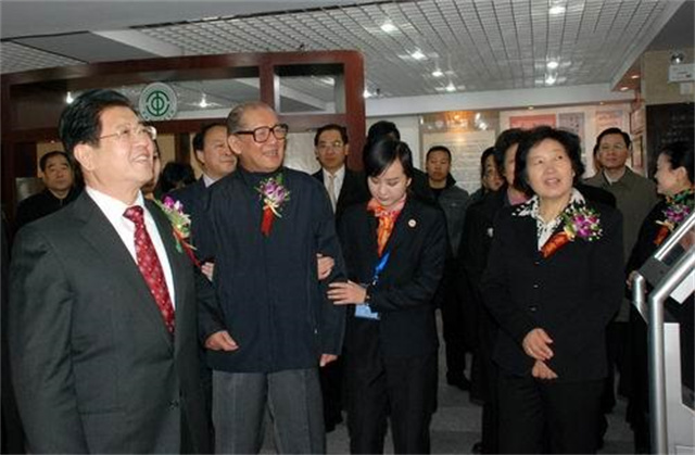 机械厂普通工人，55岁官至副国级，历任北京市委书记，此人是谁？