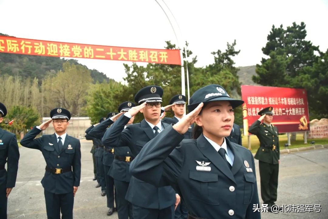 敬礼鲜艳的五星红旗,鲜艳五星红旗下敬礼视频