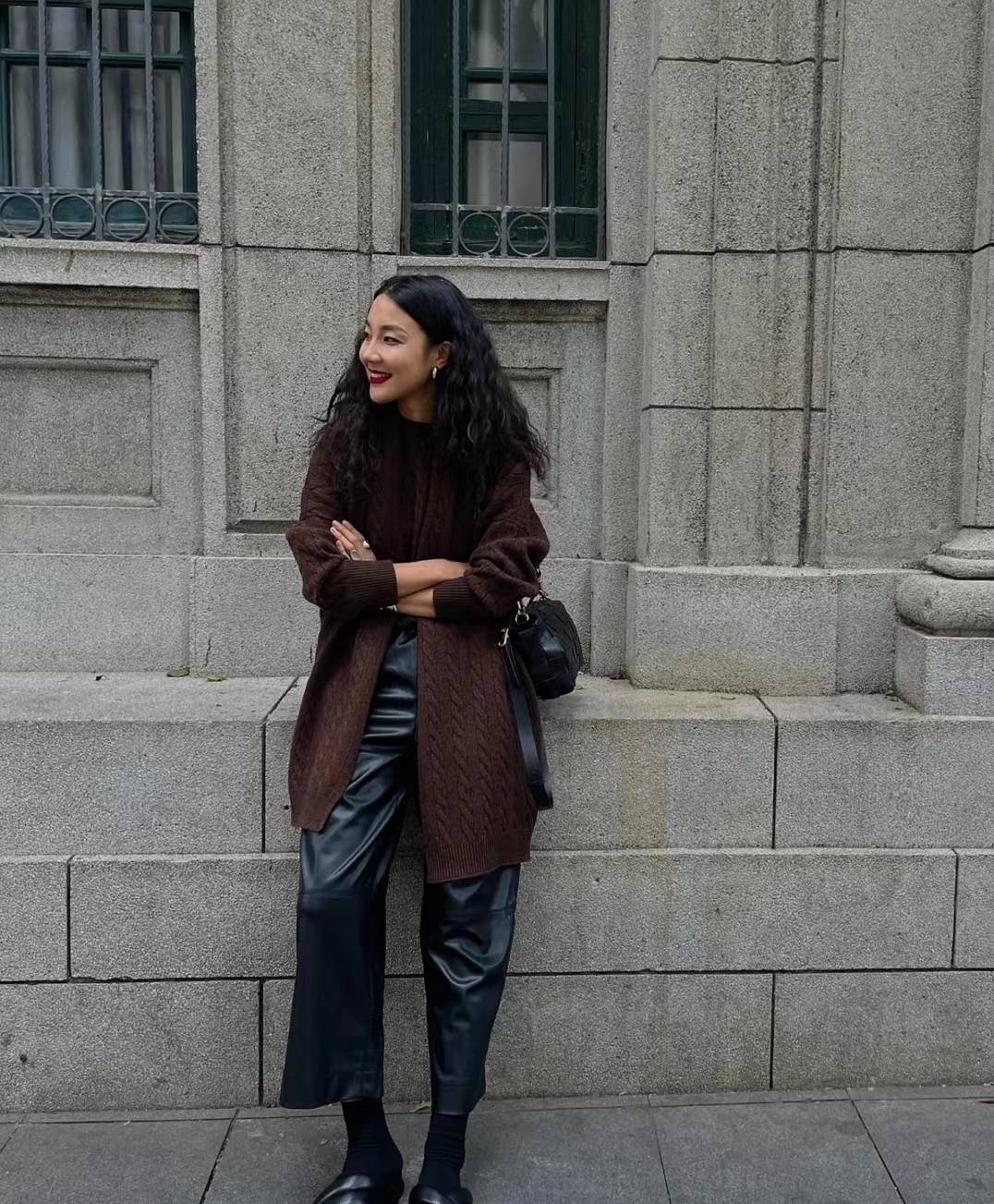 哈伦皮裤搭配羽绒服好看吗,皮裤穿搭冬季配羽绒服