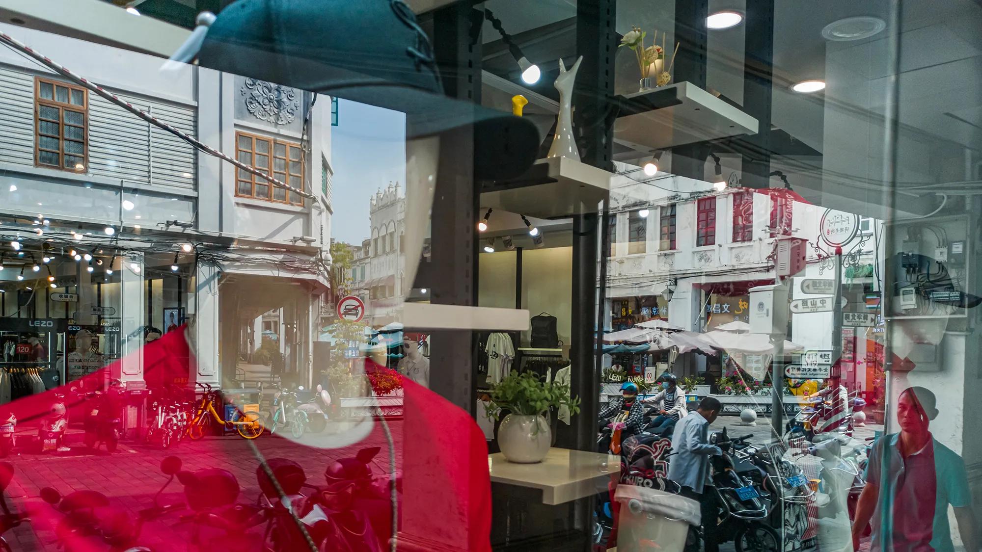 老巷的橱窗,橱窗里的街景