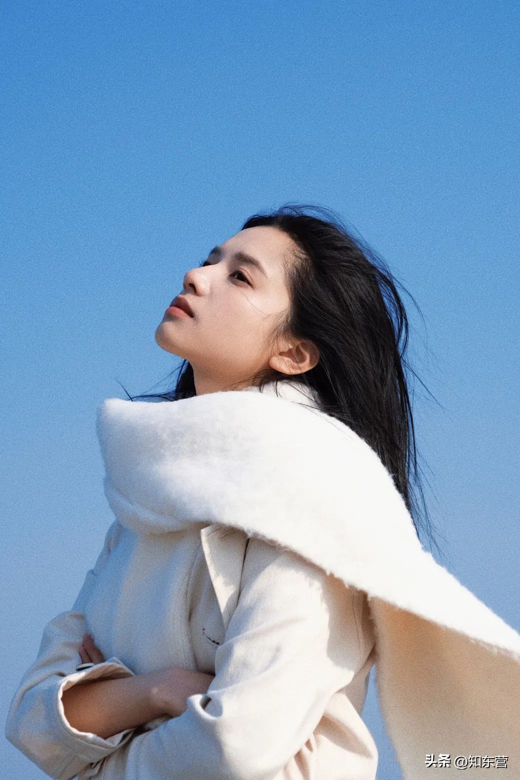 冬天披发好看又显脸小的发型,冬季干净利落减龄的发型