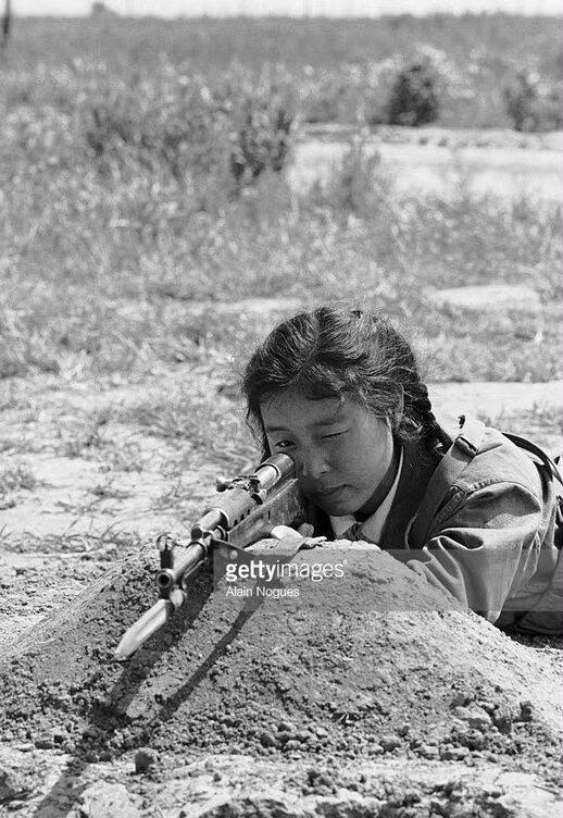 清未老照片：贵族奶娘哺乳小少爷，*女妓**在洋人怀里衣衫不整