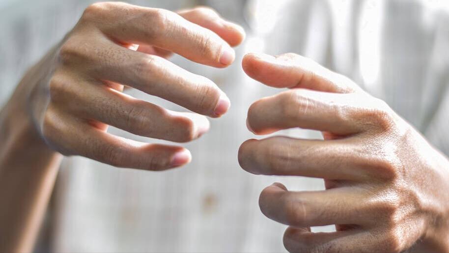 手指僵硬发胀怎么回事,手指僵硬不是风湿是怎么回事