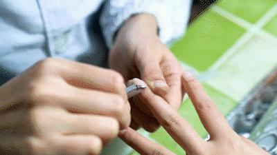 特别喜欢美甲，但是每次美甲后指甲都很受伤，怎么办？