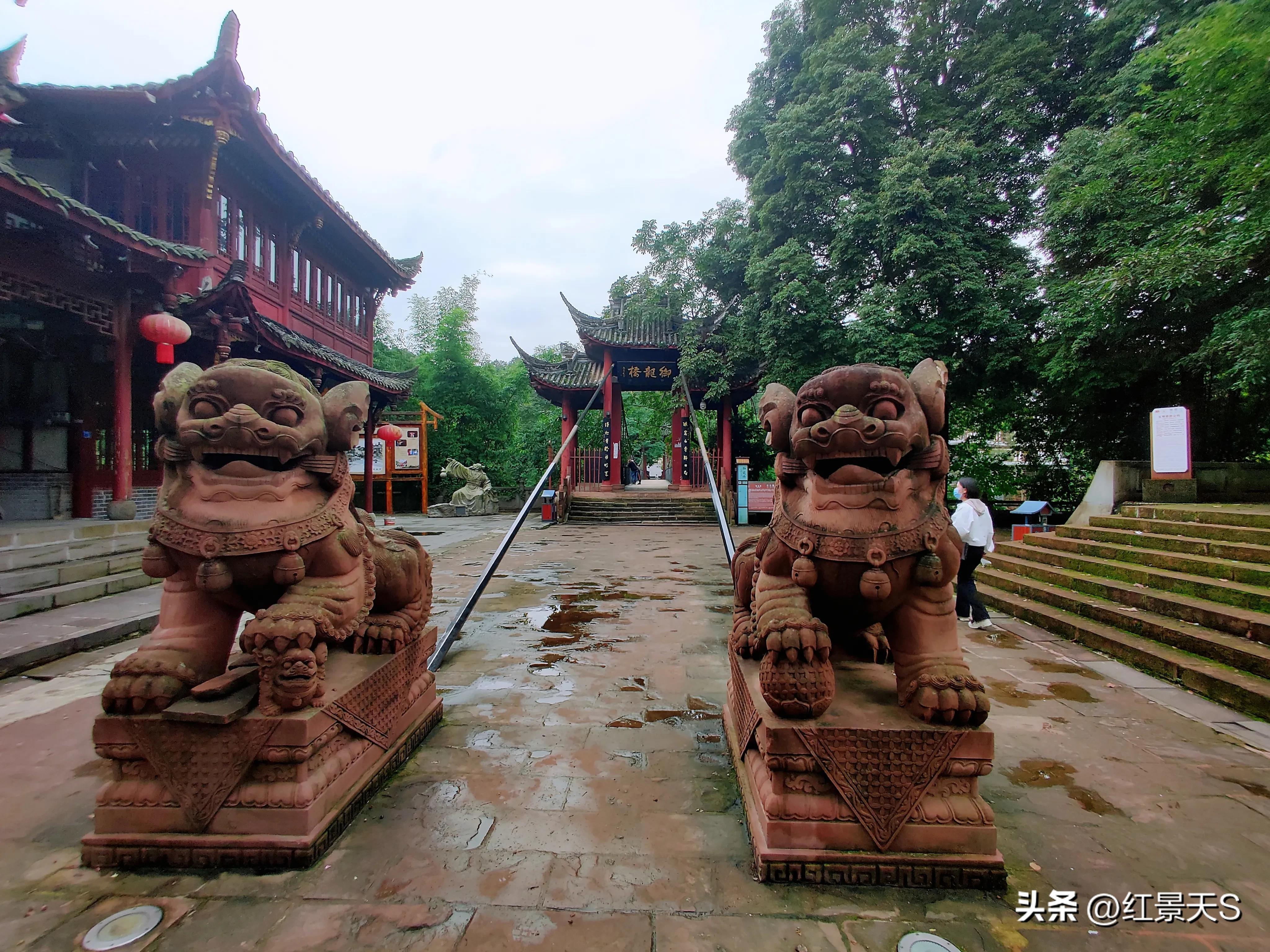 寻古幽访的千年古镇,街子古镇银杏广场御龙桥