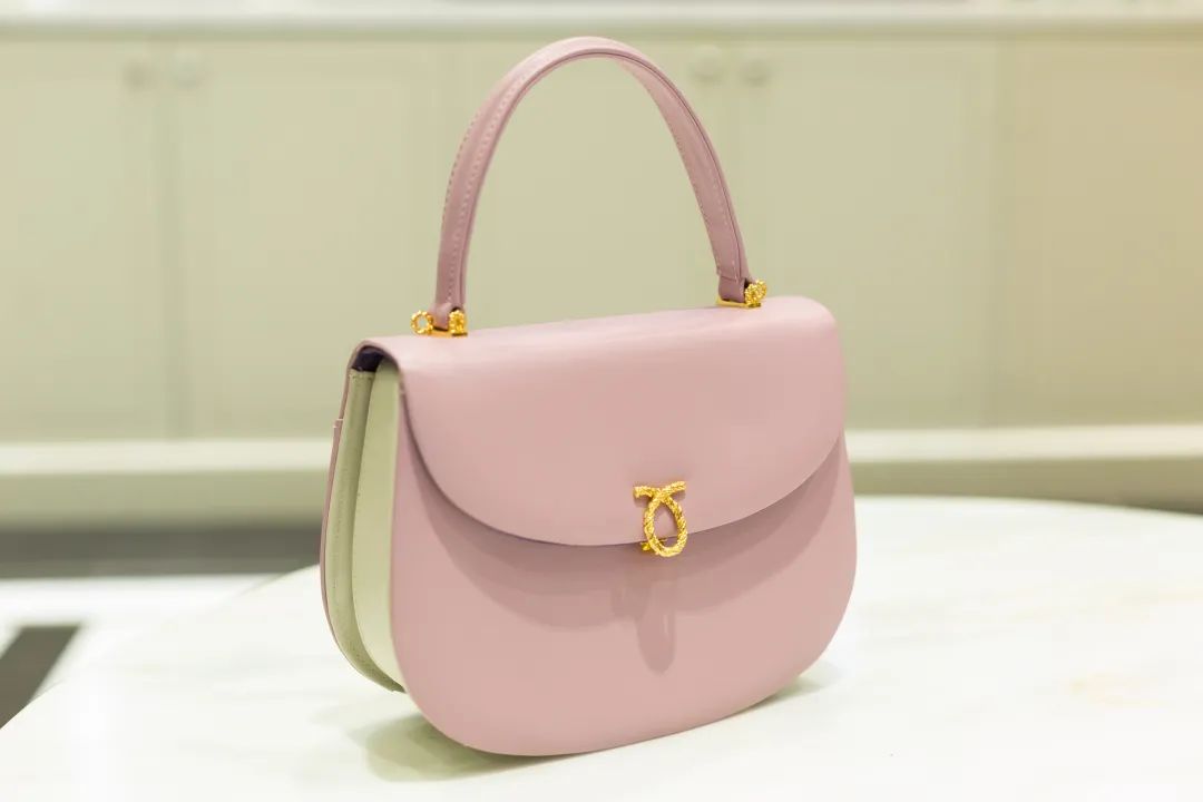 英国女王背爱马仕,英国女王背的香奈儿包包