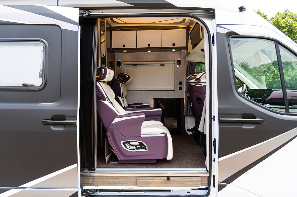 卫航福特f590商务房车价格,卫航v363公务舱房车