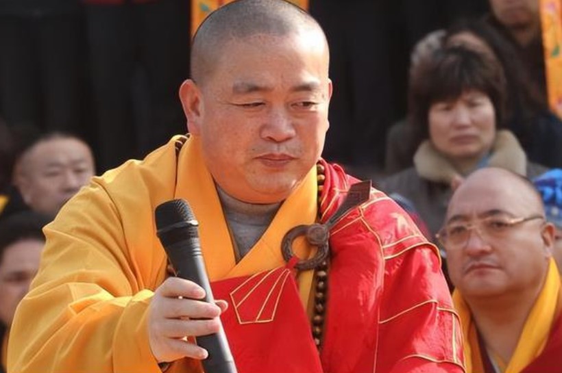 少林寺释永信一年收入多少钱,现在释永信方丈为什么不披袈裟