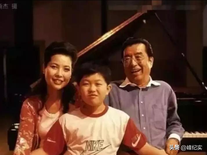 曝梦鸽带李天一移民美国，84岁李双江在国内挣钱，商演来者不拒