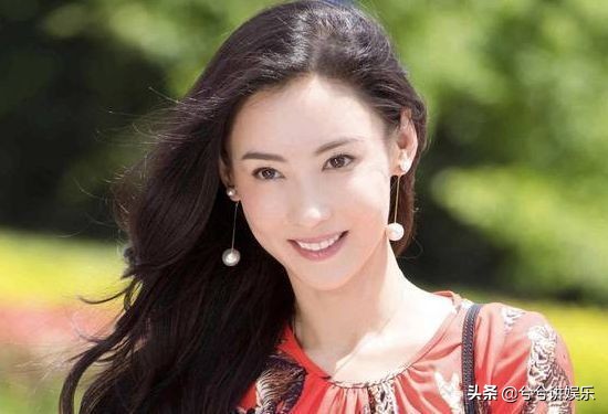 张柏芝直播当众摸男模特腹部，结果其女友在现场，场面一度尴尬