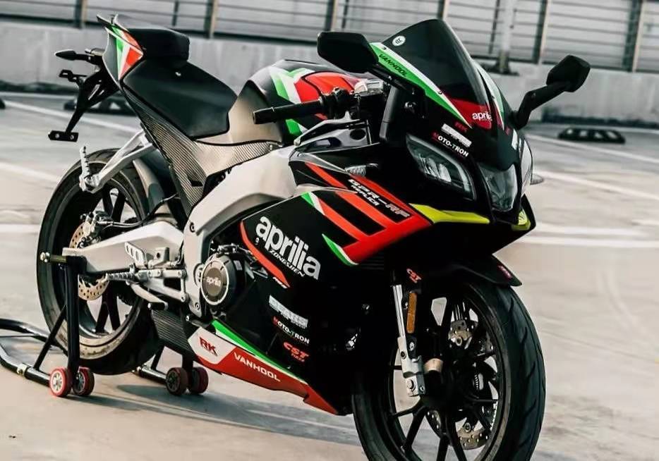 宗申阿普利亚gpr250r对比春风250sr,宗申阿普利亚gpr250r和无极300rr