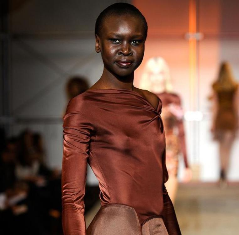 最美黑人“黑珍珠”：18岁挑战欧美一战成名，征服了白人审美