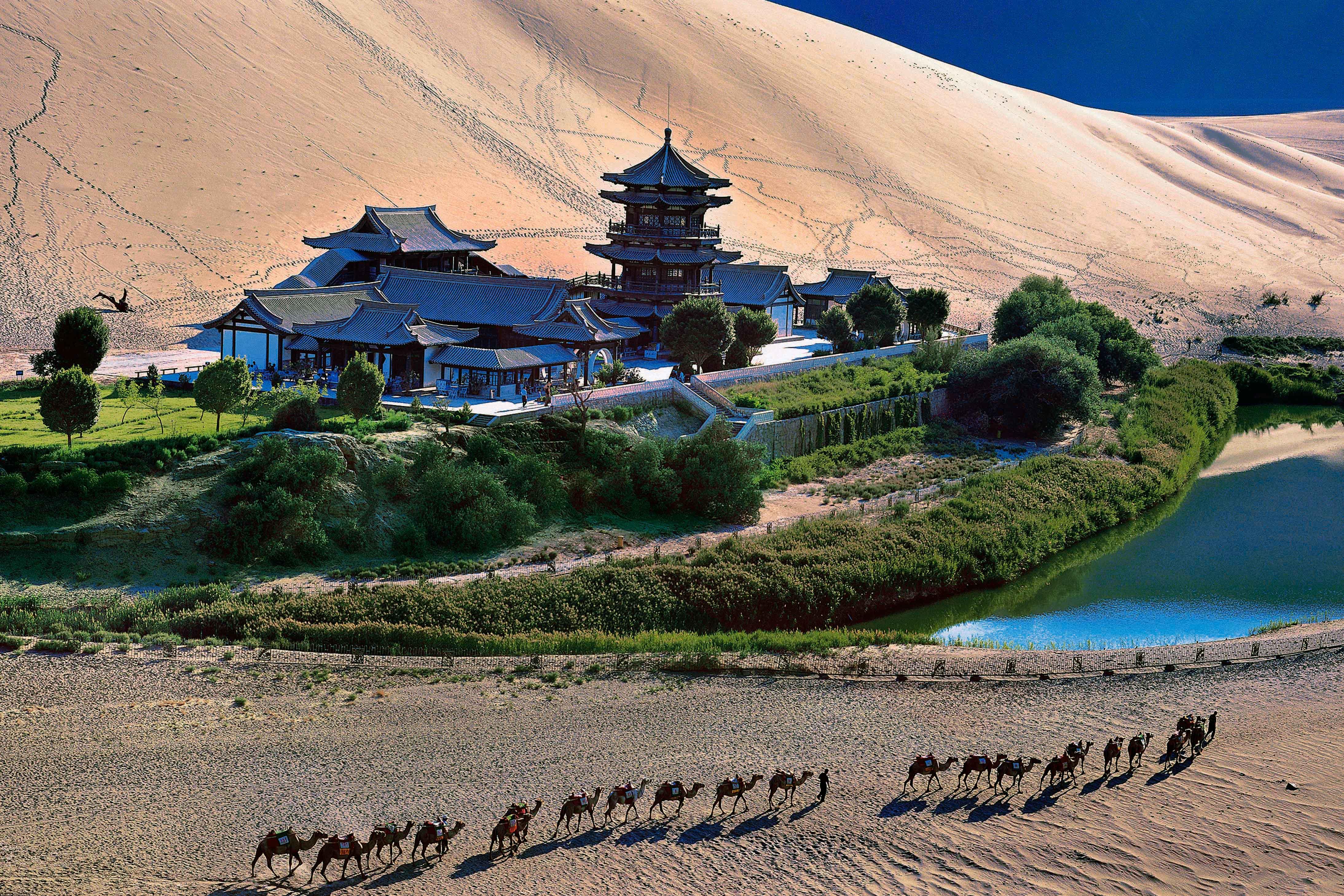 为了一个沙漠“小池塘”，投资了47亿还年年送水，有这必要吗