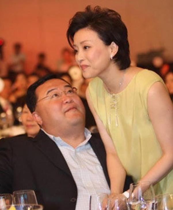 杨澜晒护照,杨澜有没有改变国籍