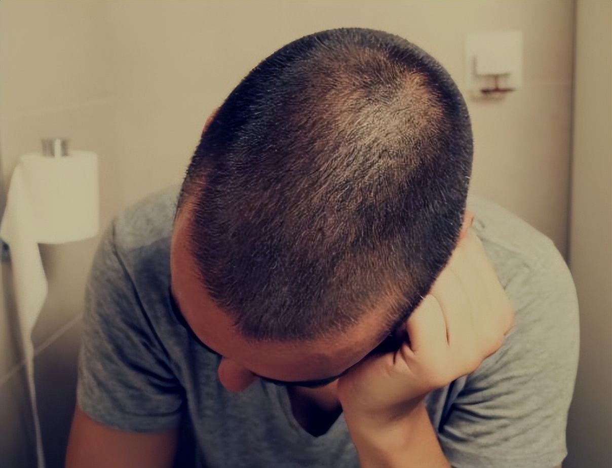 大便前头干硬后头软,上厕所时大便前头干硬后头软粘