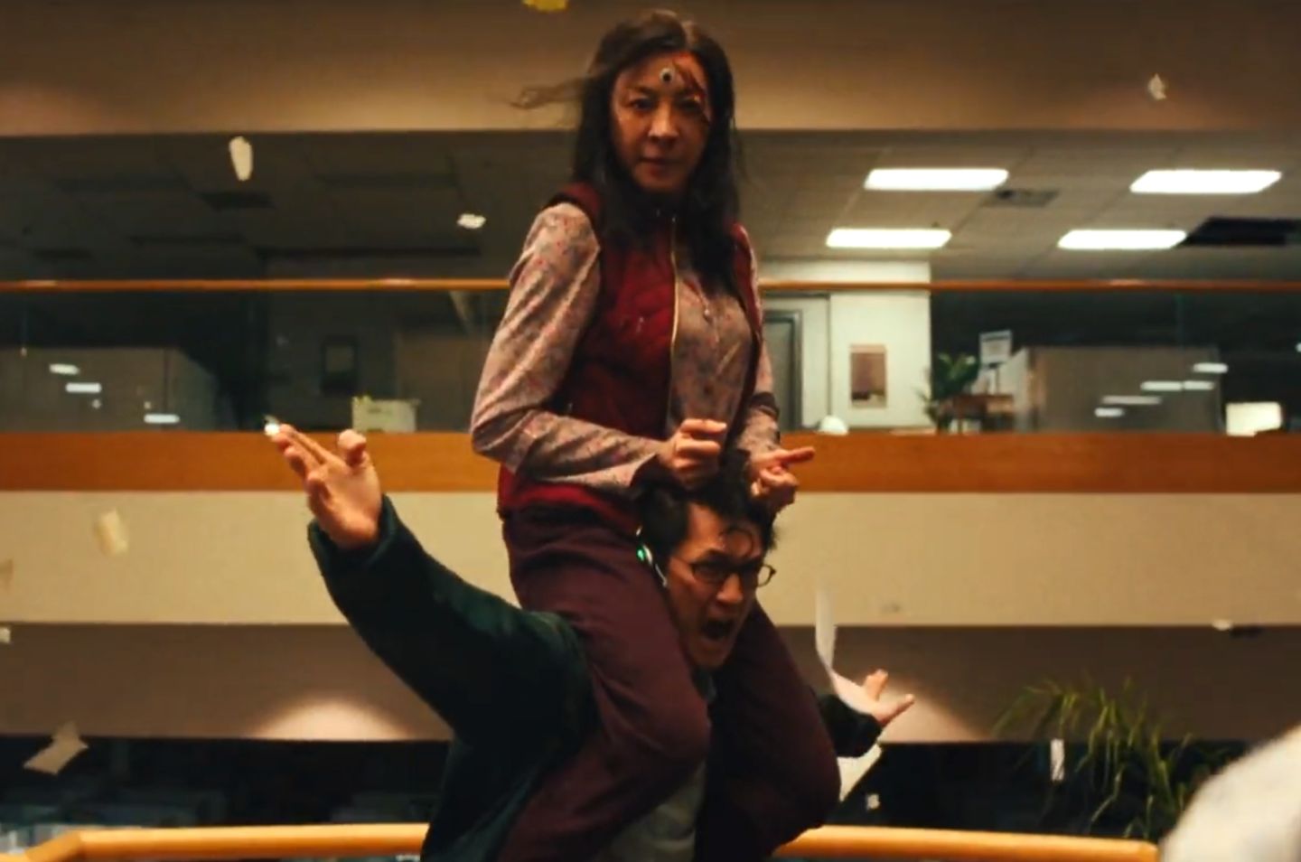 瞬息全宇宙——美国亚裔版的你好，李焕英