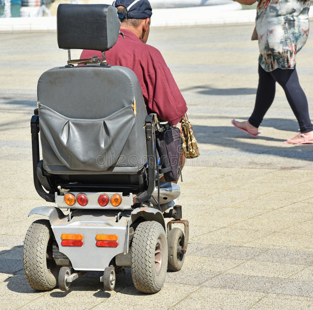 驾驶电动轮椅的注意事项和选购,电动轮椅的安全速度怎么规定的