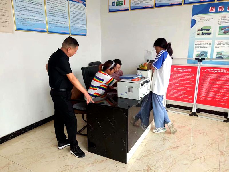 内乡县总工会：上门服务面对面指导货车司机等群体建会入会