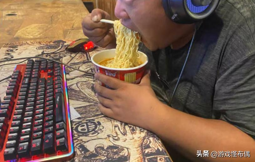 网吧大神天天吃泡面,网吧大神每天消费500