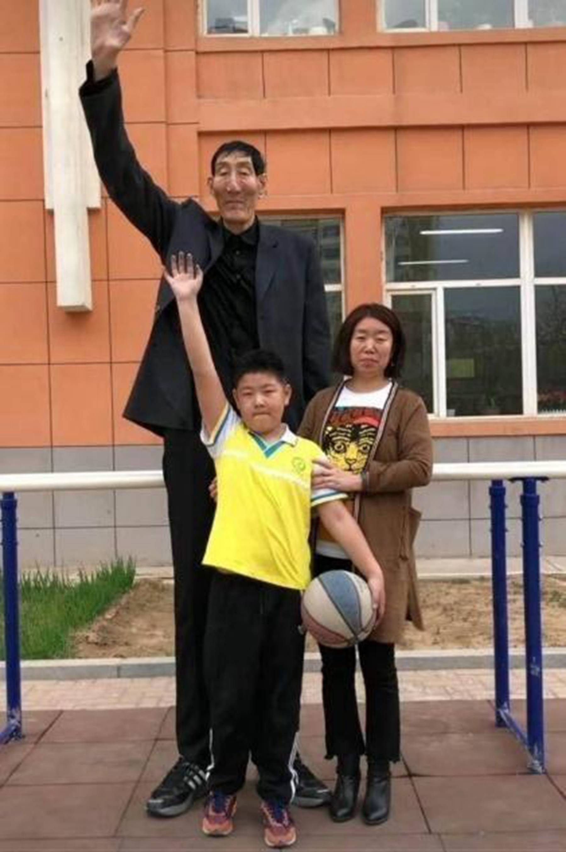 中国第一男巨人鲍喜顺,中国第一巨人鲍喜顺简历