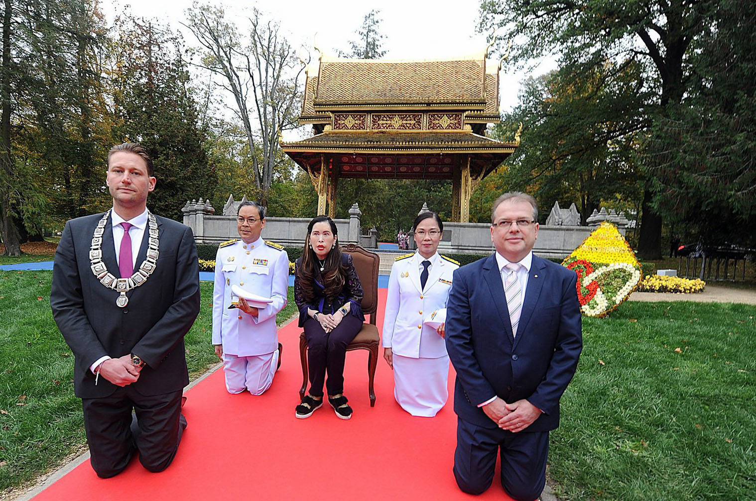 泰国人见了泰王不下跪会怎么样,泰国国王见了僧侣也要下跪为何