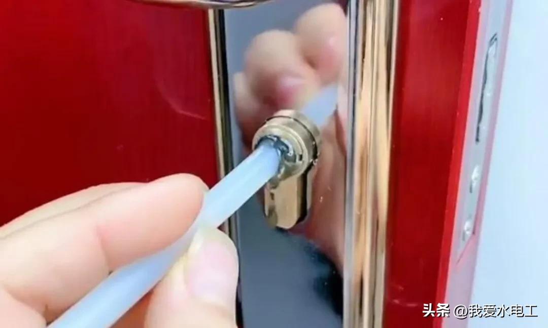 钥匙断了锁芯取不下来怎么办,钥匙断到锁芯里面怎么取出来