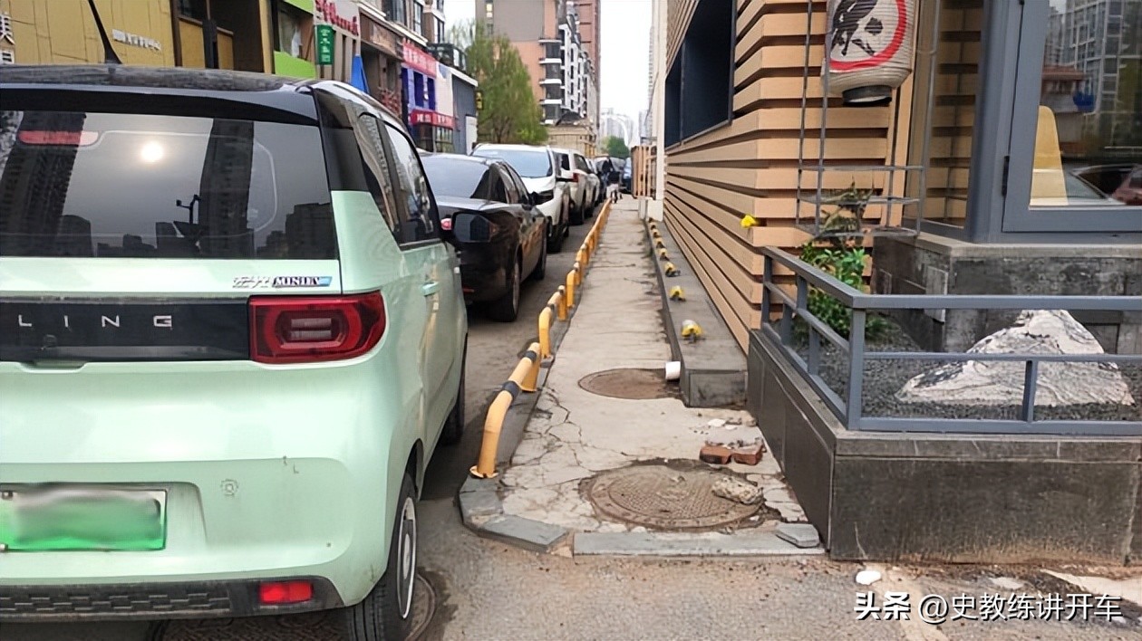 贴路边停靠时，是往前走调车好，还是往后退时调车容易?