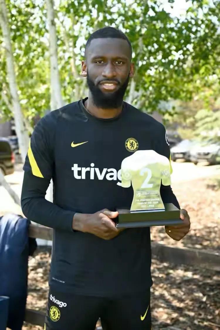 小白看连续剧,小白看足球比赛