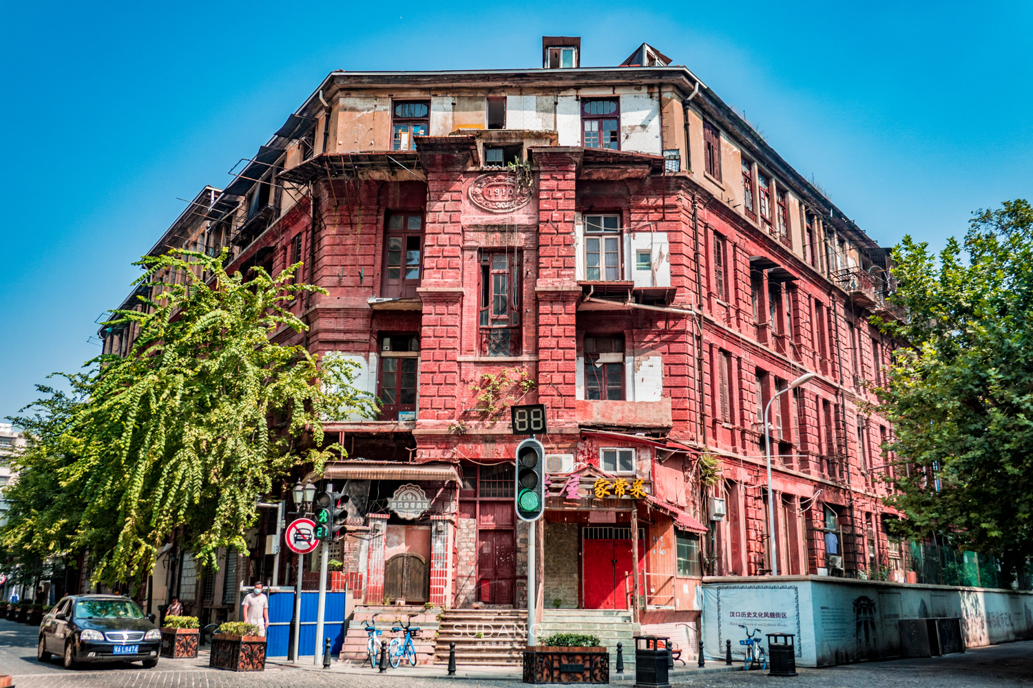 国外俩兄弟买了一栋别墅,武汉100年老房子带院子出售