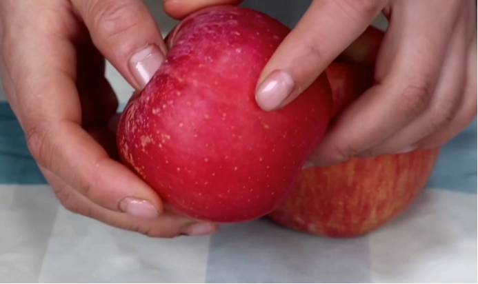 买苹果怎么挑又甜又水分多,怎样挑选苹果的正确方法