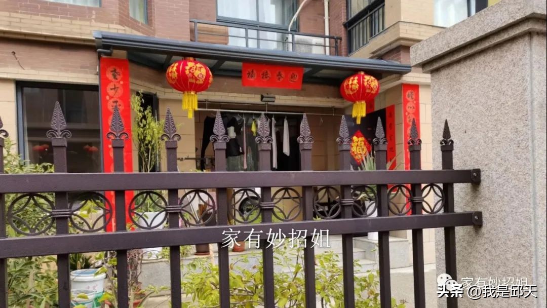 春节对联上联是贴左边还是右边,春节正确贴对联方法正反