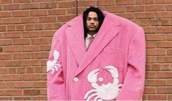 大牌时装秀，频繁暴露隐私部位，到底是追求潮流还是为了博眼球