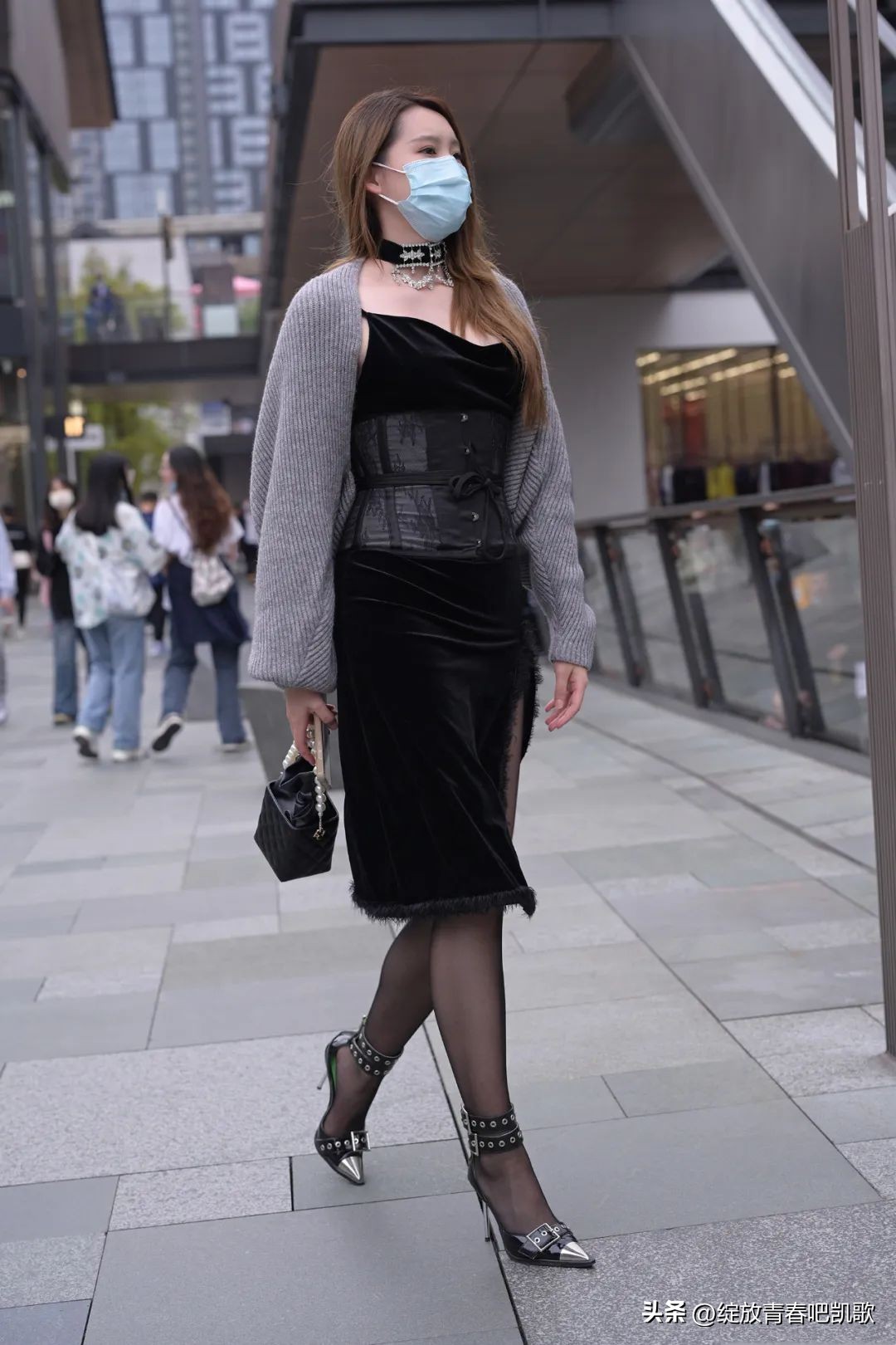 皮粉色高跟鞋搭配什么颜色的裙子,浪漫精致的粉色高跟鞋满满少女心