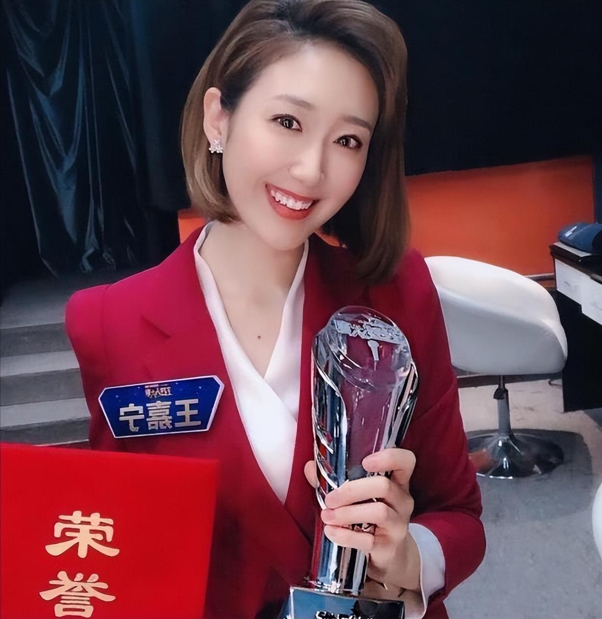 春晚主持人董卿周涛朱迅李思思,春晚主持人董卿朱迅周涛