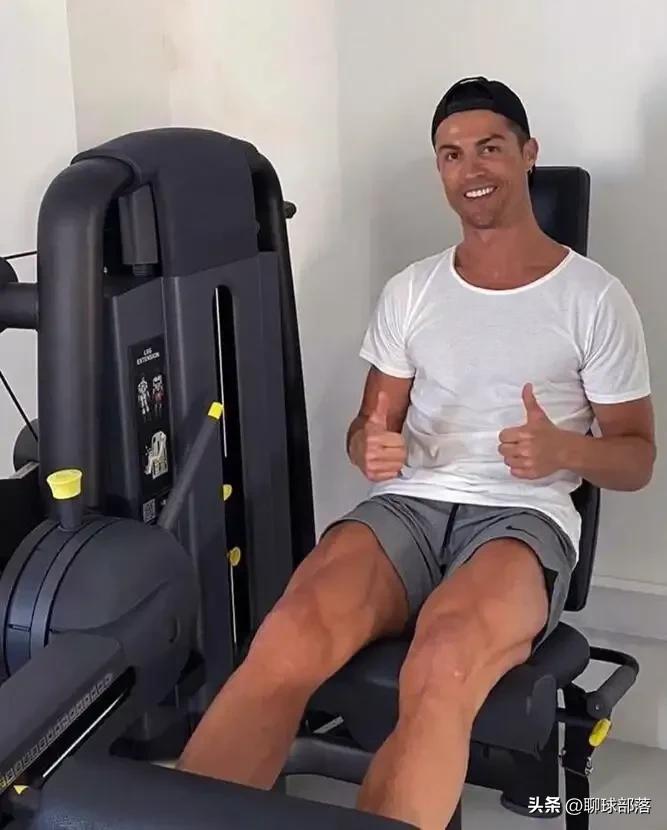 c罗的腹肌和国足比较,c罗腹肌对比中国男足