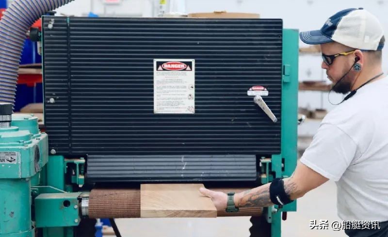 这家重生的造船商正在使用3d技术创造现代的红木经典游艇