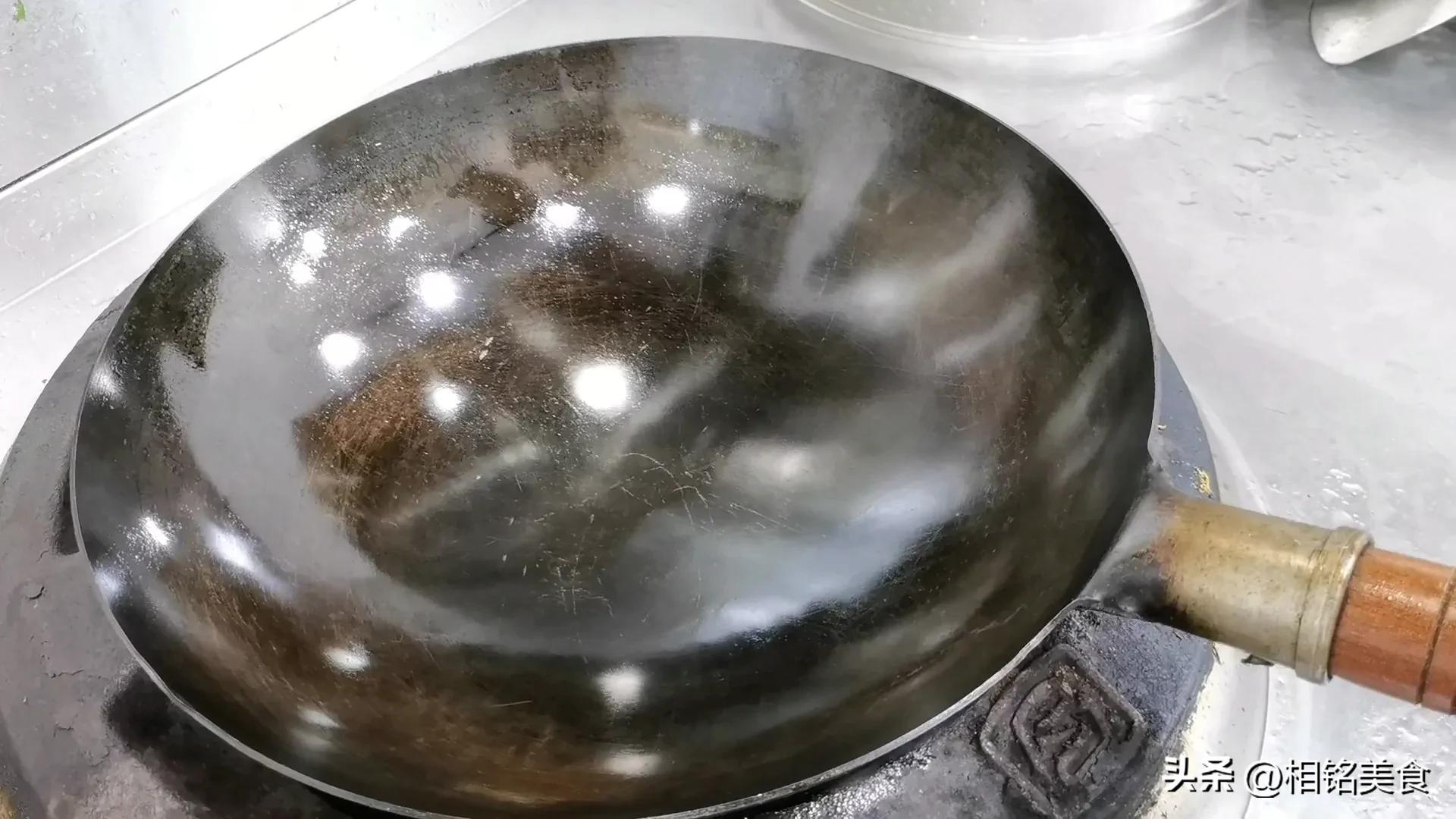 新铁锅怎样开锅小妙招视频,不粘锅的铁锅最佳开锅方法