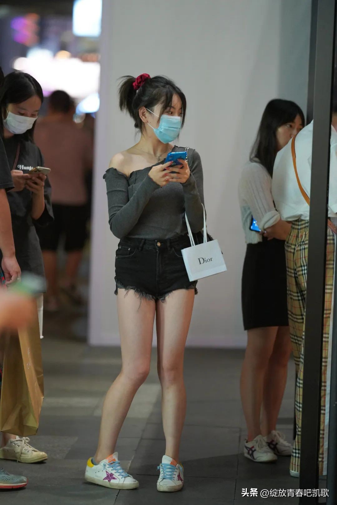 中长收腰黑t恤搭配什么鞋,秀身材t恤衫