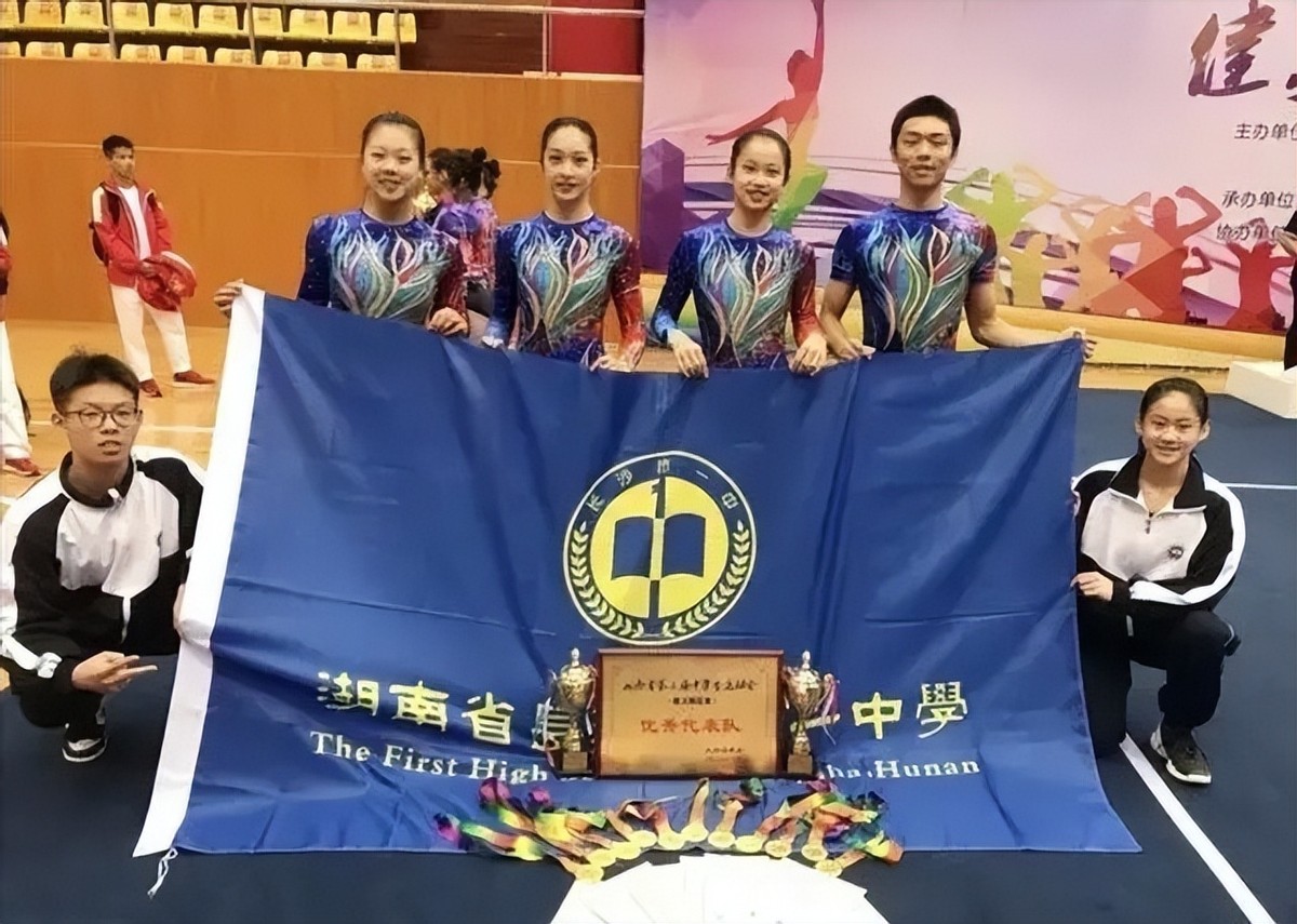 罗子欣一字马出考场,罗子欣一字马