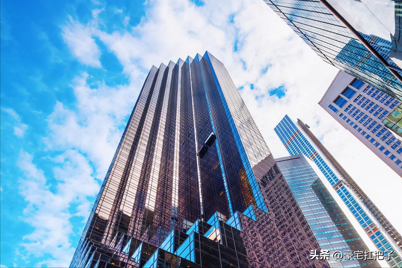 C罗9套豪宅曝光，女友花半小时才走到客厅，车库有超20辆顶级跑车