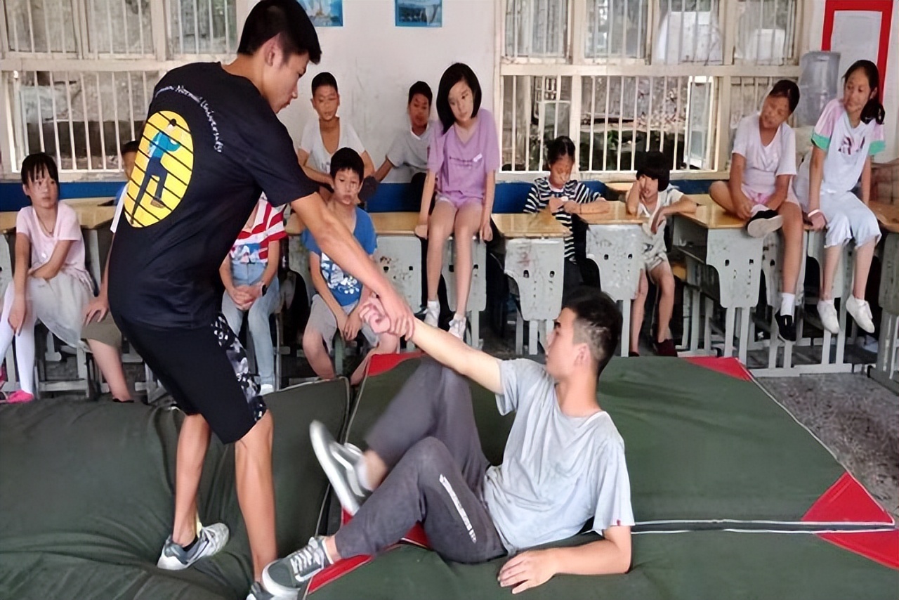 二本学生vs985学生,成都体育学院学生一脚踢倒人