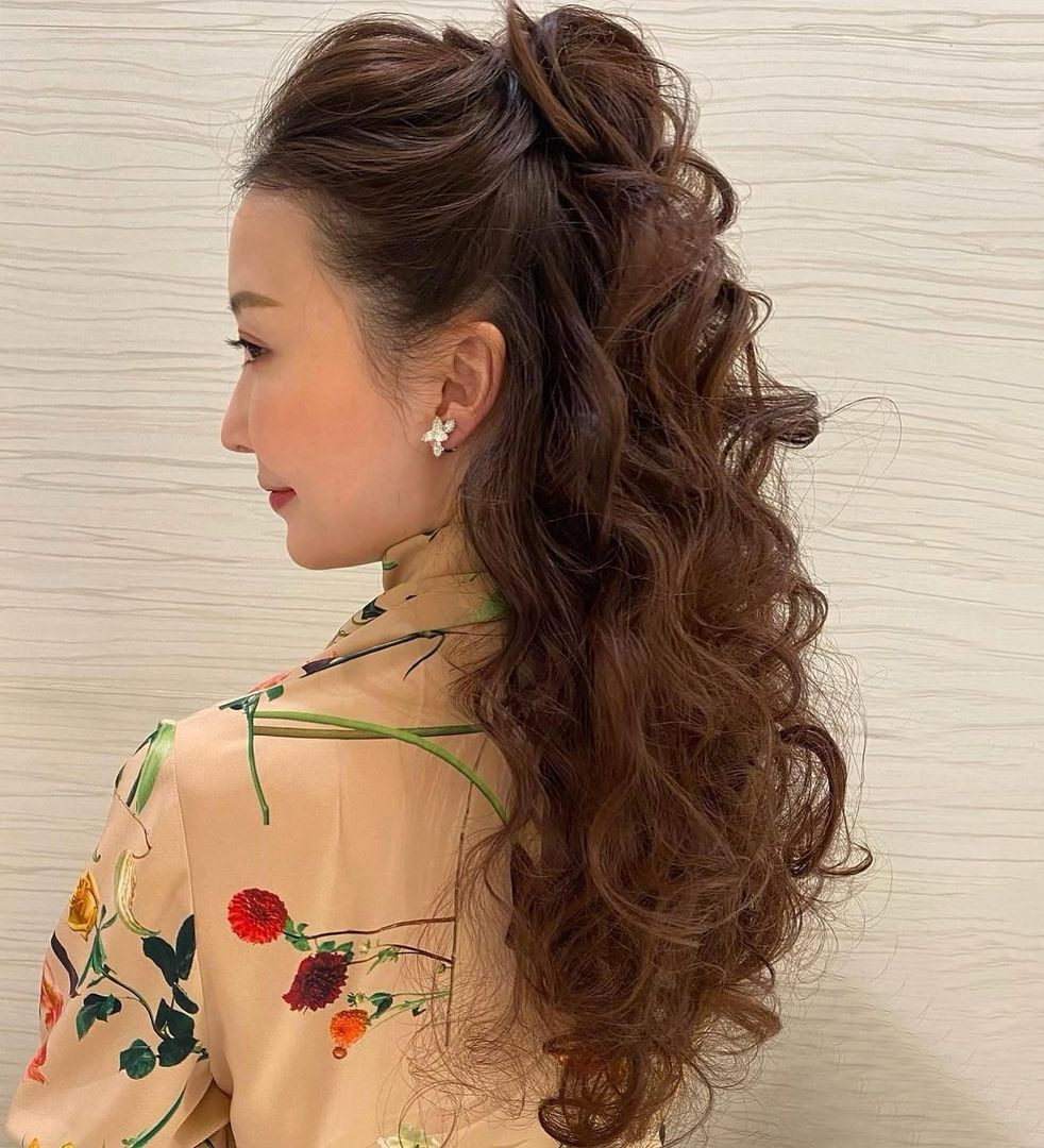 半披半扎卷发简单又好看,烫完羊毛卷发型怎么扎好看