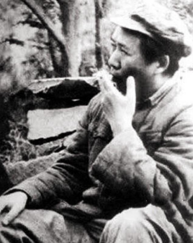 伟人与香烟：毛*东泽**吸百家烟，*小平邓**吸烟被递条，为戒烟吃花生