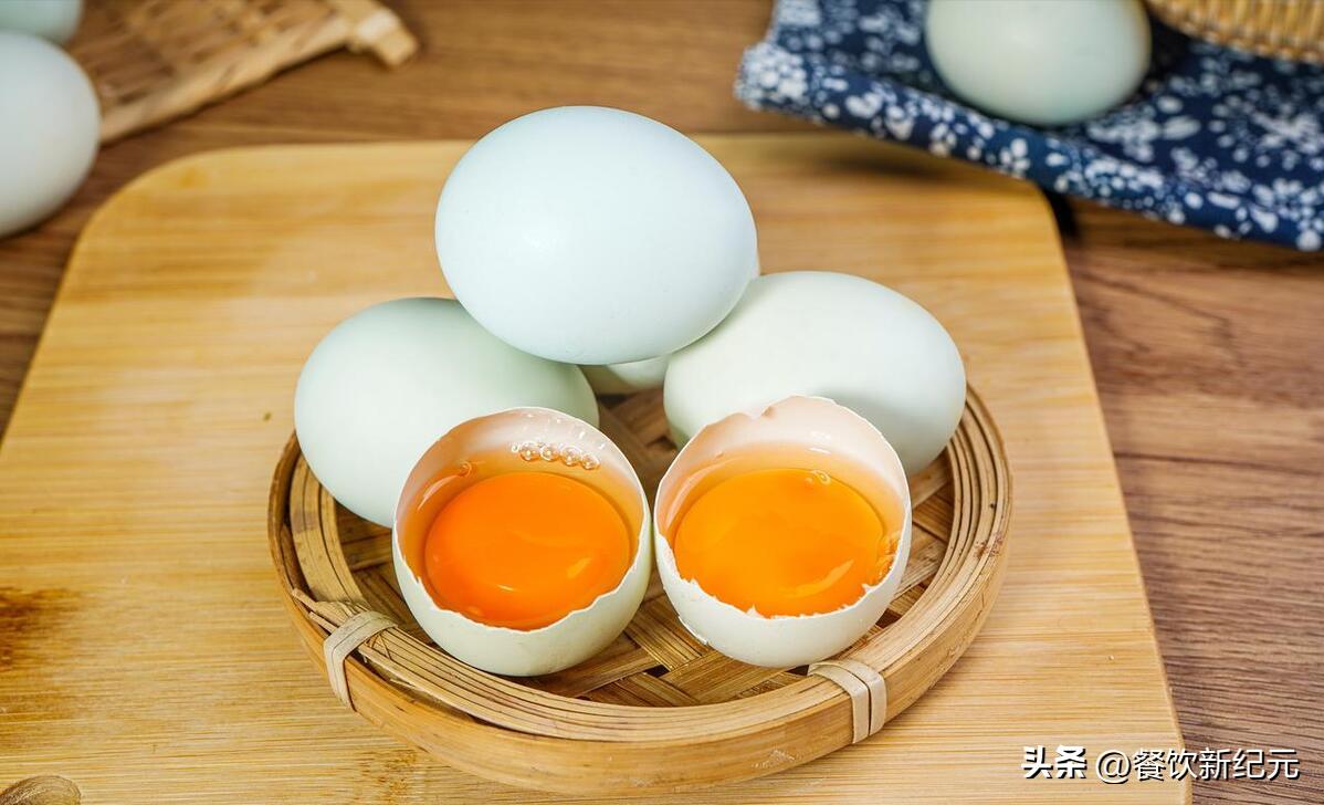 买鸡蛋挑白壳还是红壳,黄心鸡蛋与红心鸡蛋的的差别